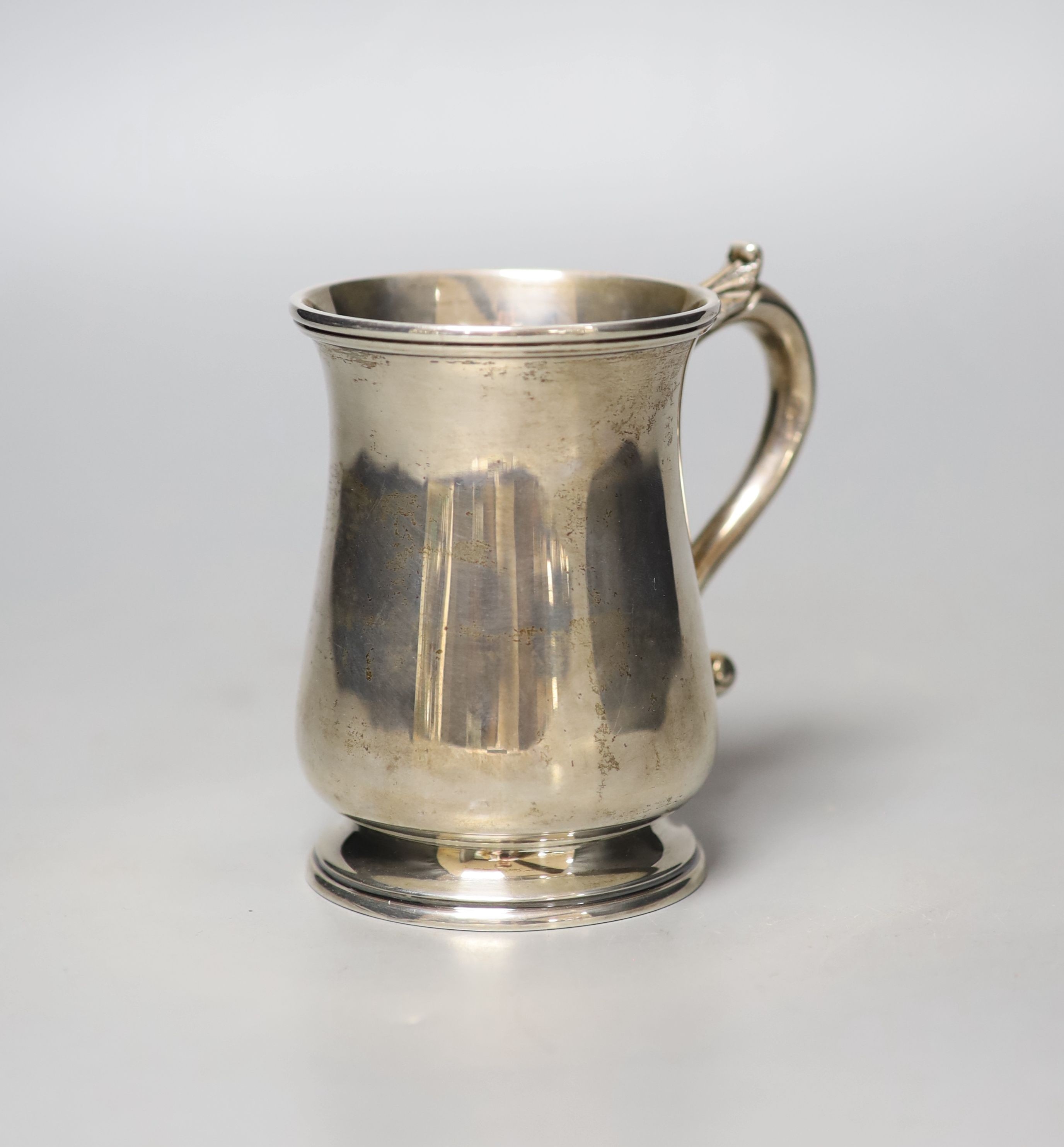 A modern Irish silver mug, Royal Irish Silver Co. Dublin, 1970, 10.6cm, 9oz.